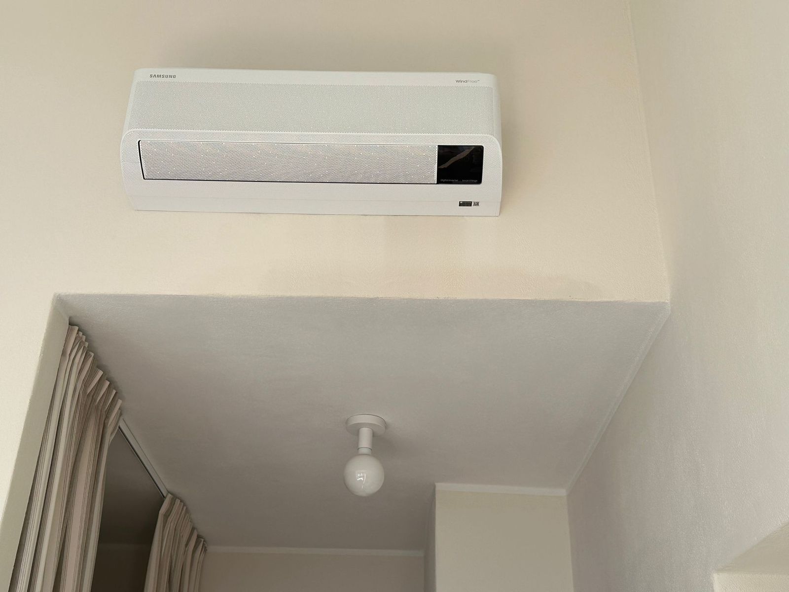 Climatizzatore split Samsung installato a parete in un'abitazione