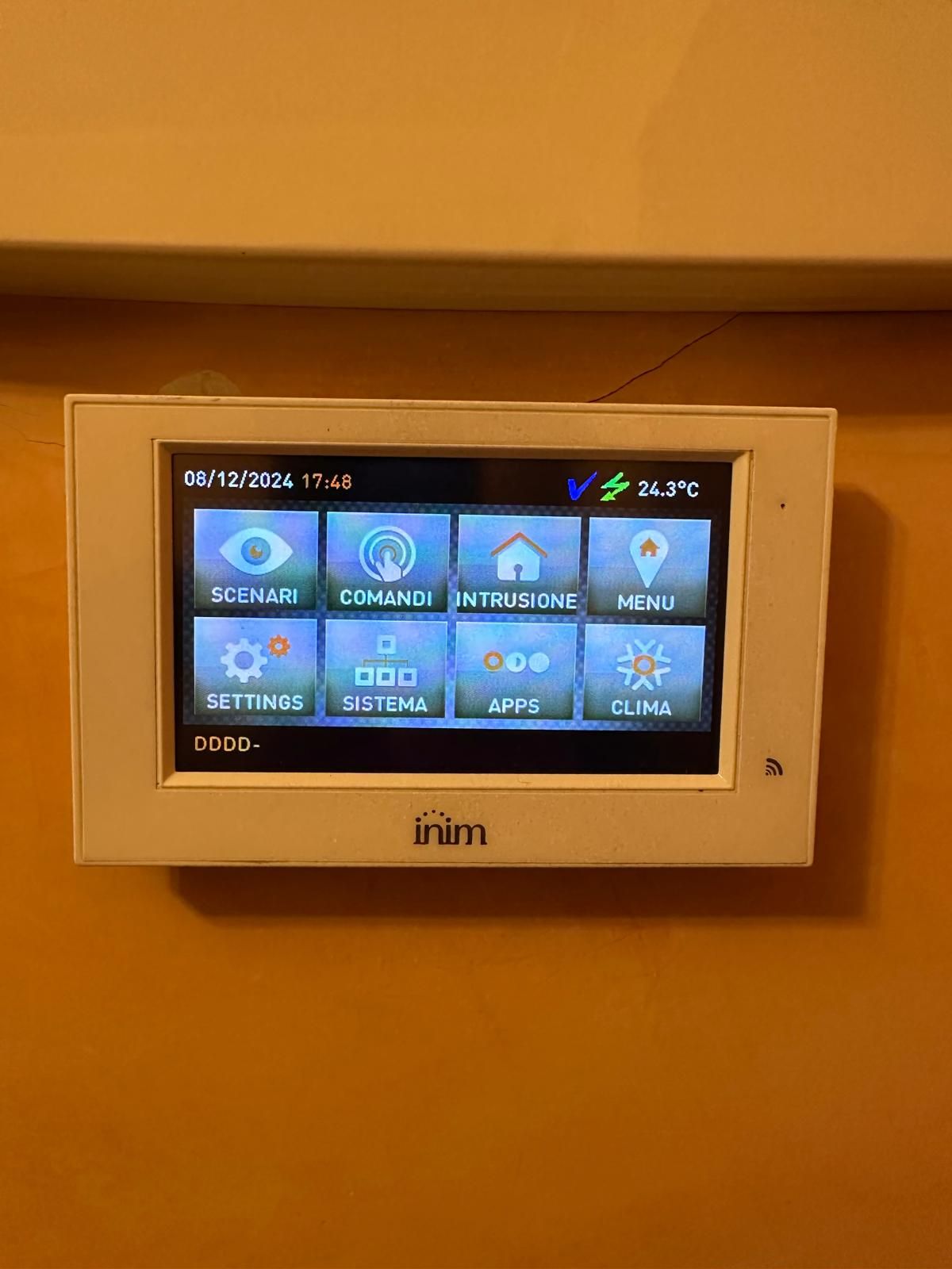 Touchscreen domotico INIM installato a parete