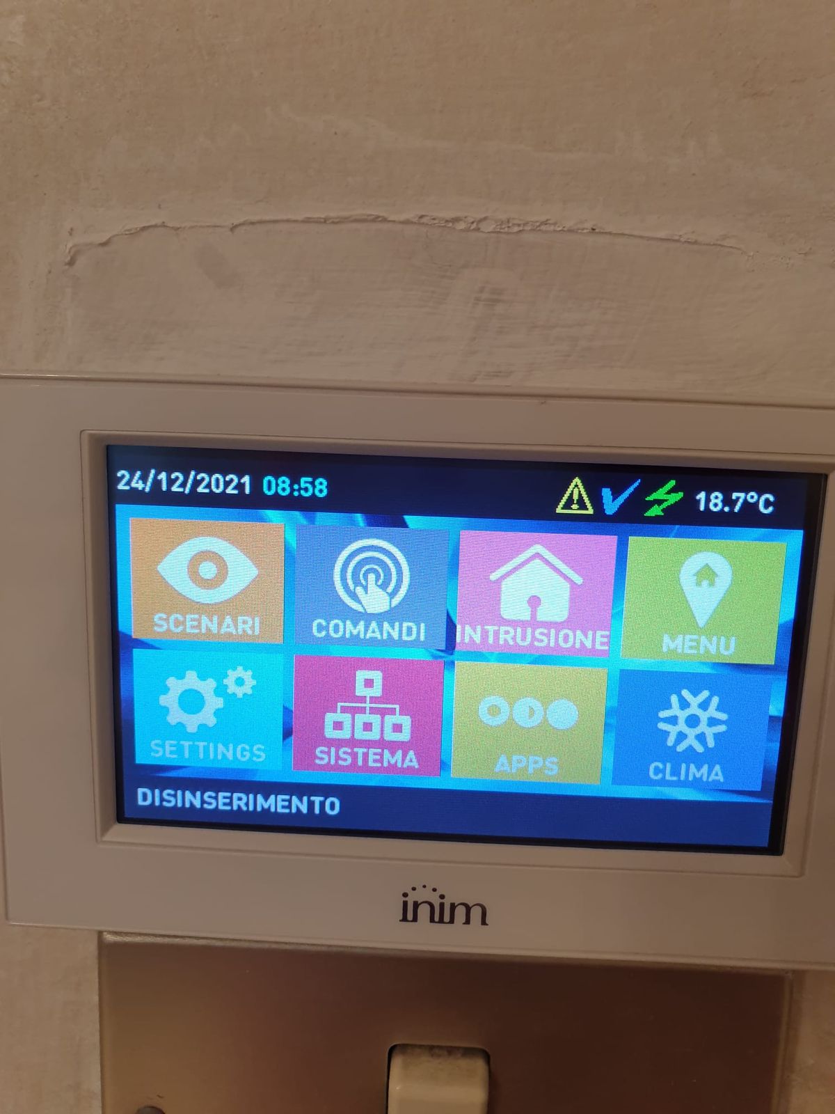 Touchscreen domotico a parete con la schermata degli scenari