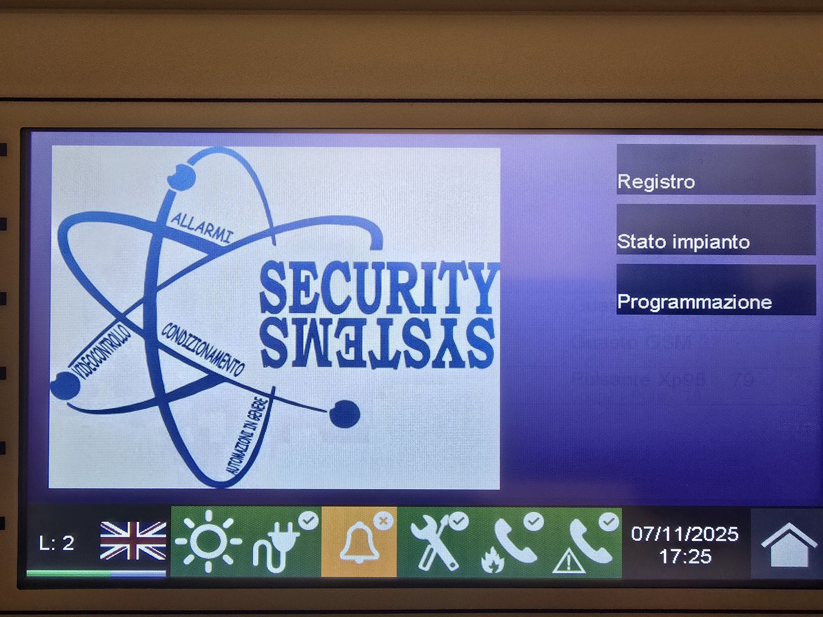Tastiera di comando INIM di un impianto d'allarme installata a parete