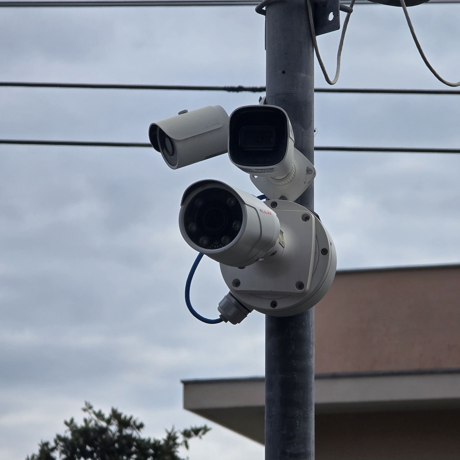 Telecamere di videosorveglianza installate su un palo all'esterno