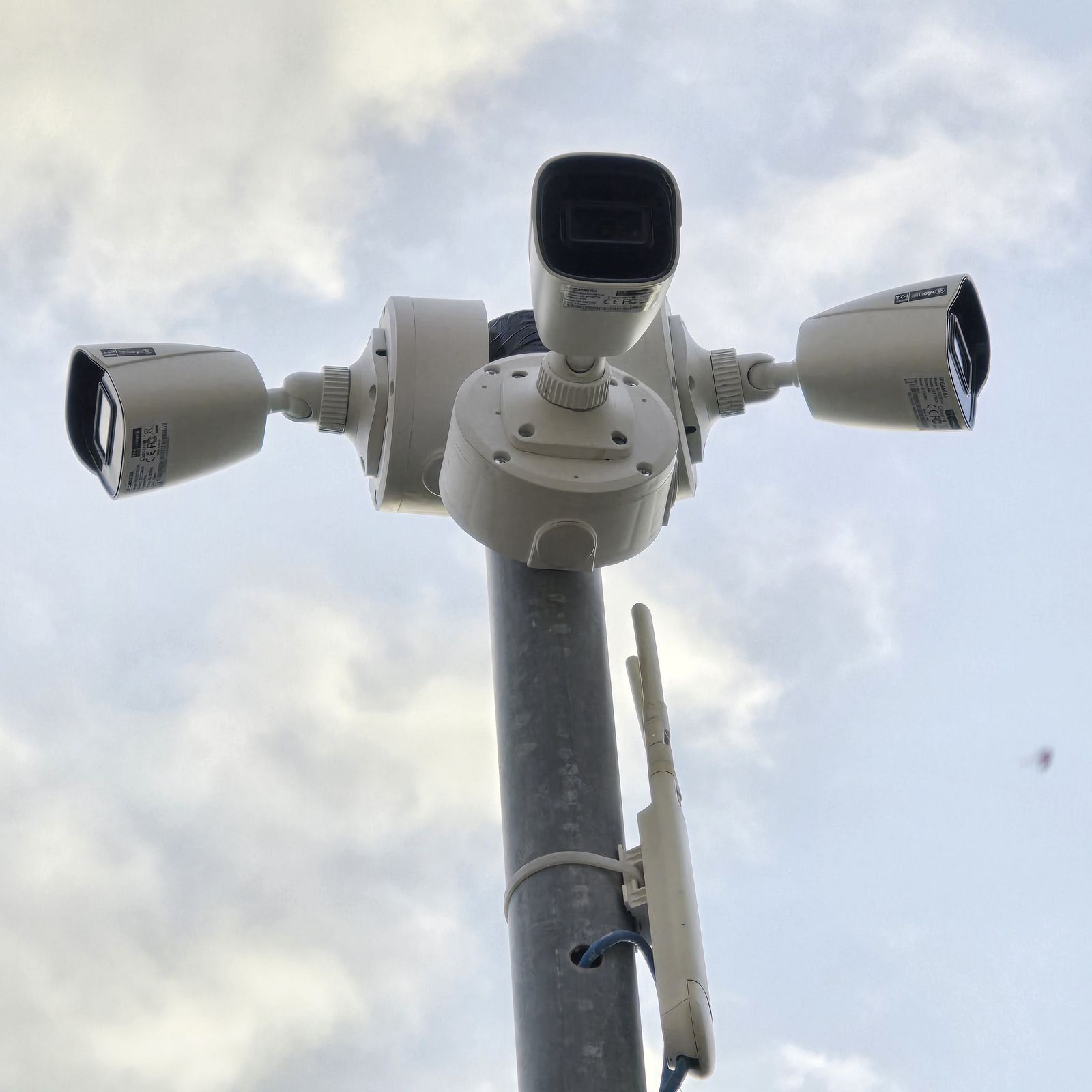 Telecamere di videosorveglianza installate su un palo all'esterno